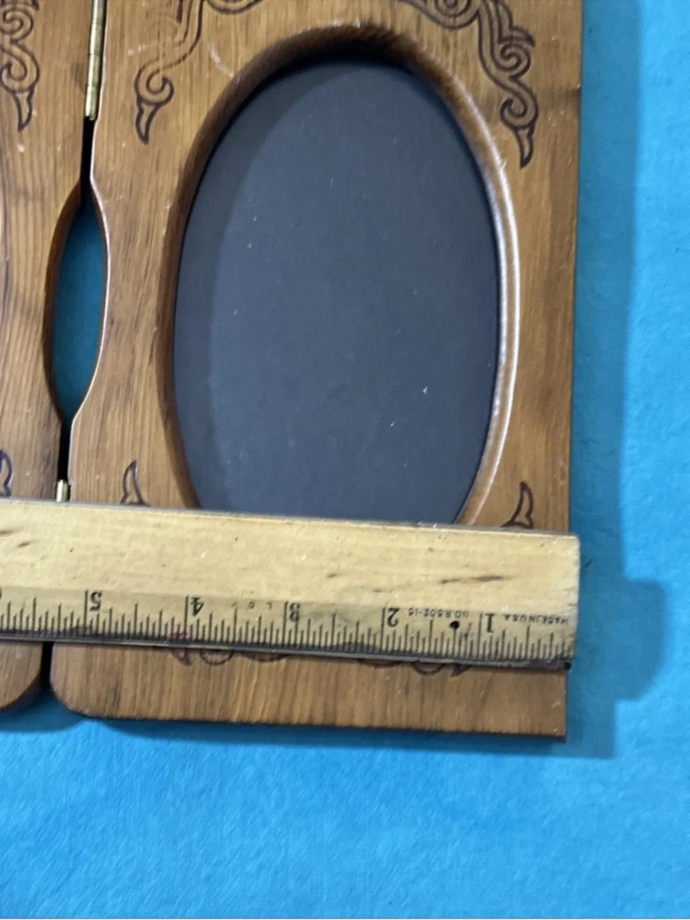 Unique VINTAGE Bi-fold PHOTO FRAME Wood Oval carved 4x7